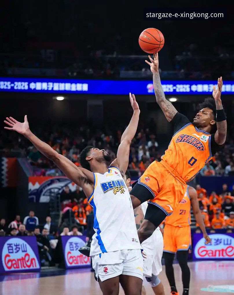 上海男篮豪取12连胜巩固榜首，团队篮球展现统治力